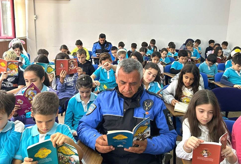Minikler Polis ağabey ve ablalarıyla kitap okudu