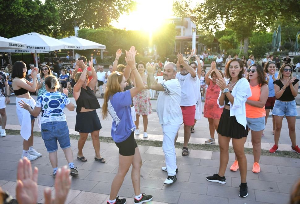 Konyaaltı'nda sokakta dans var