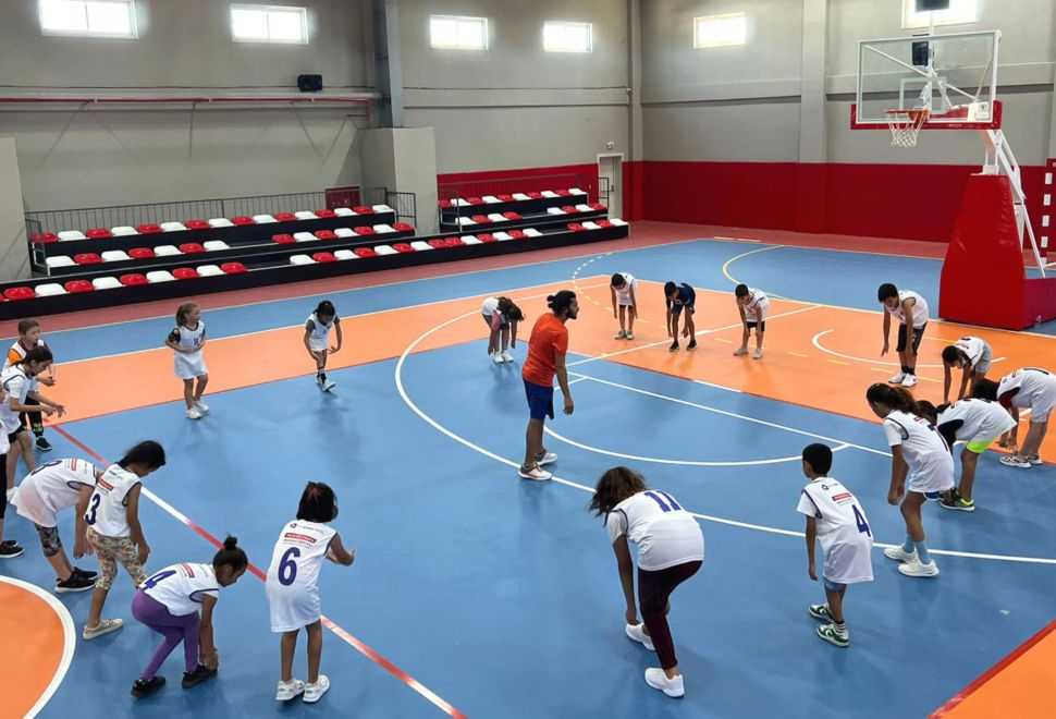 Kaş Ova Spor Salonu’nda  spor kursları düzenleniyor