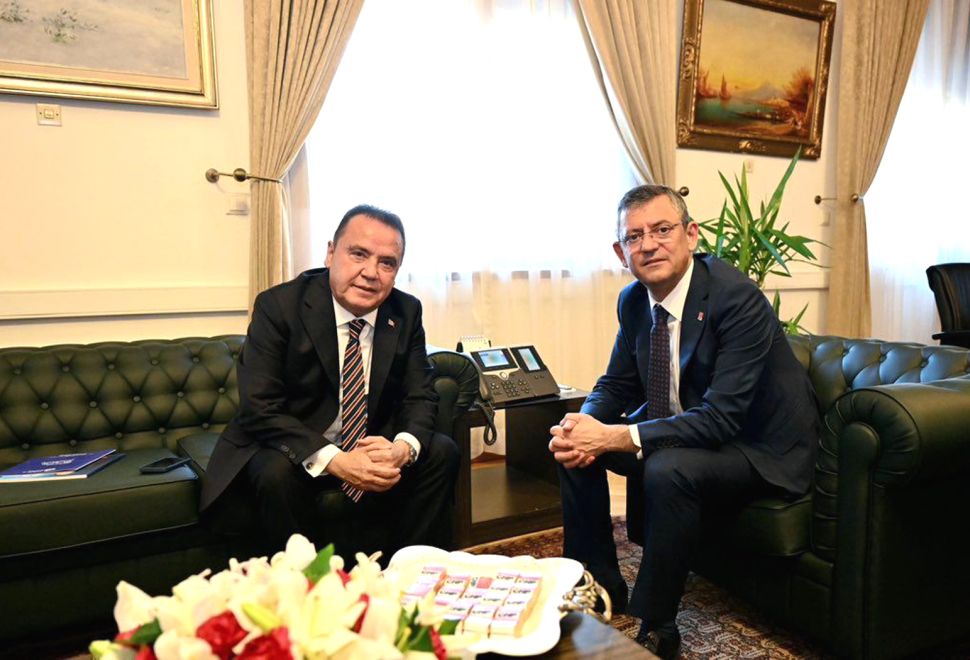 Başkan Böcek CHP Genel Başkanı Özgür Özel’i ziyaret etti