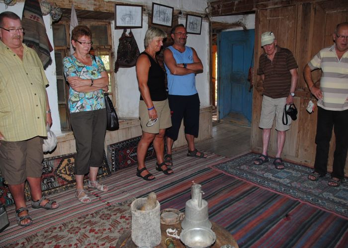 Turistler Taş evleri ziyaret ediyor