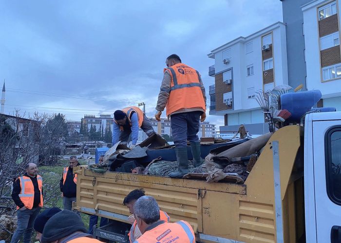 Büyükşehir 2 bin 403 personelle afetzedelerin yanında