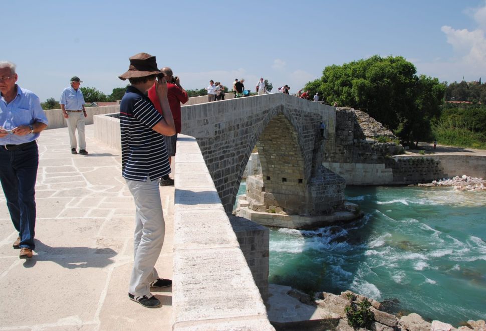 Tarihi köprüye turistlerden büyük ilgi