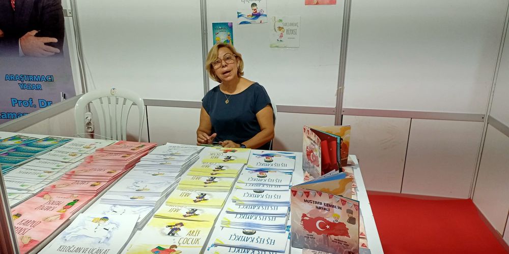 Yazar Ayşe Kaya Çocuk kitaplarını imzaladı