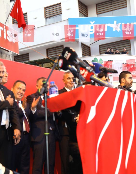 Manavgat’a gelen CHP Genel Başkanı Özel’den, Sözen’in adaylığıyla ilgili beklentilere cevap: “Sizi ve beni kırmayacak”