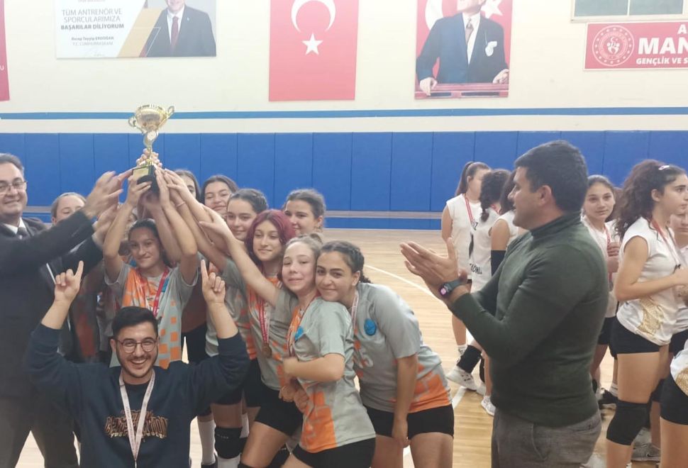İbradı Nefise Yillmazipek Ortaokulu Kızlar Voleybol Takımı Şampiyon Oldu