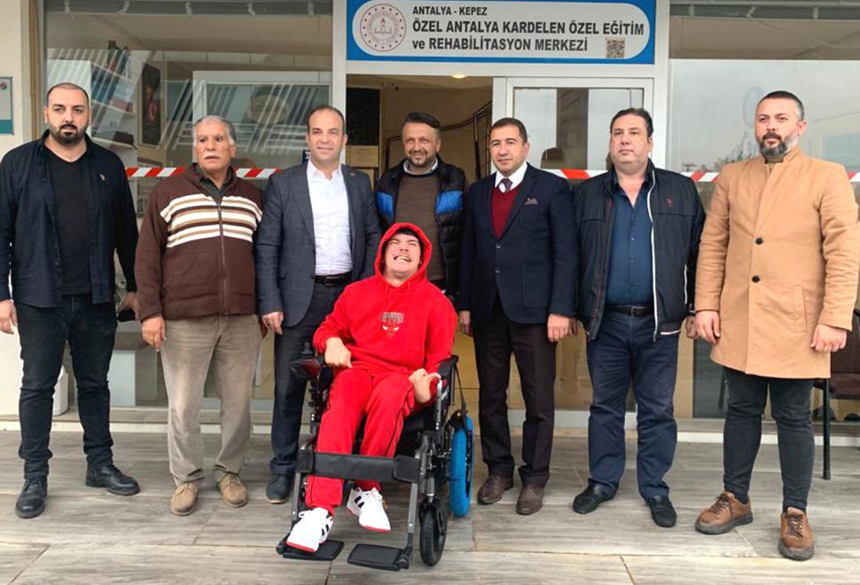 AK Parti’den engelli gence akülü tekerlekli sandalye 