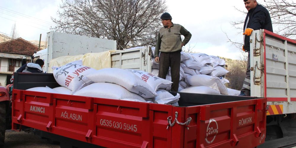 Elmalı’da 7 üreticiye 210 çuval yem desteği sağlandı