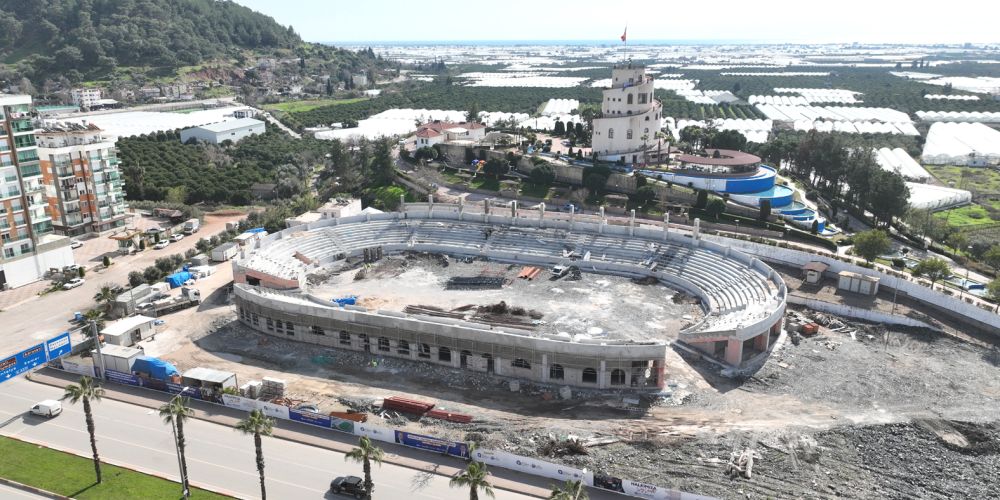 Kumluca’nın yeni simgesi Atatürk Stadyumu hızla yükseliyor