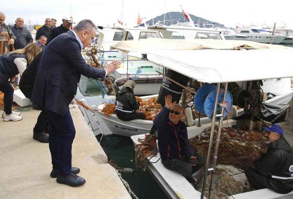 Başkan Böcek, Balıkçı Barınağını ziyaret etti