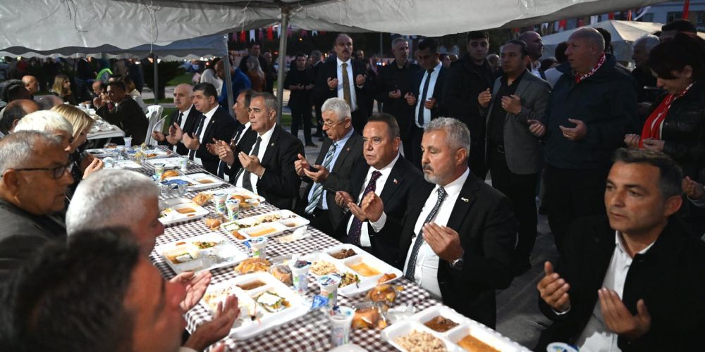 Başkan Böcek Manavgat’ta iftar yaptı