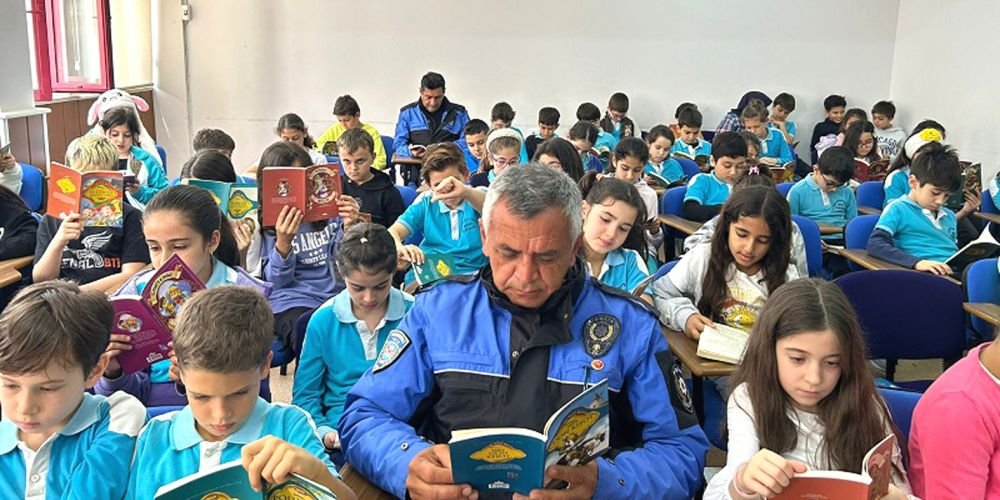 Minikler Polis ağabey ve ablalarıyla kitap okudu