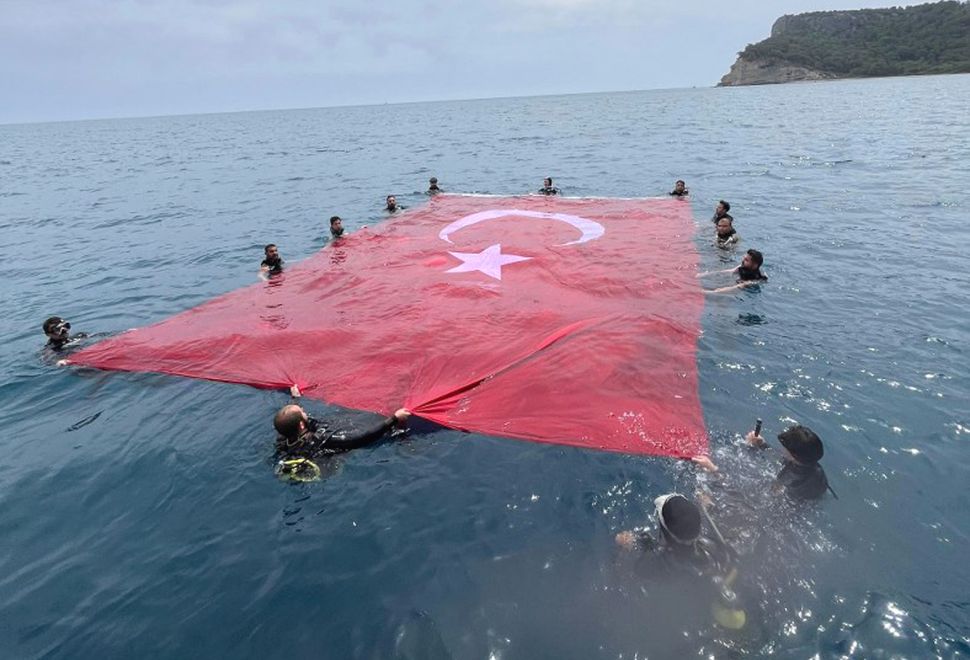 Denizde Dev Türk Bayrağı Açıldı 
