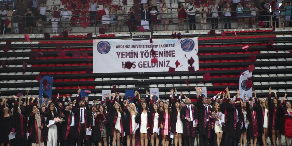 Akdeniz Üniversitesi’nde 293 genç hekim yemin etti