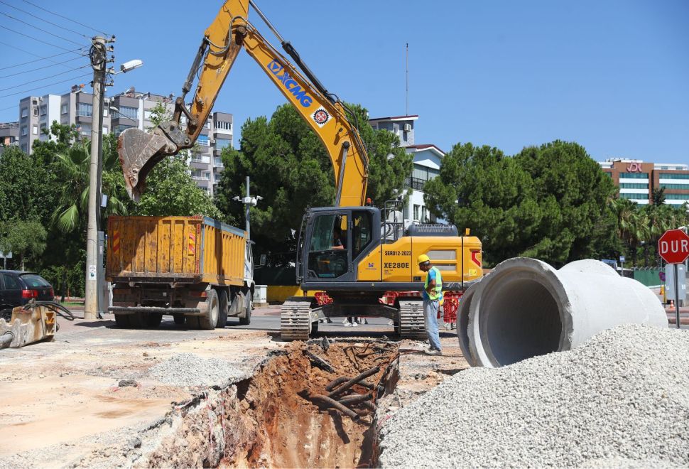 Konyaaltı’nda altyapı çalışmasını sürdürüyor